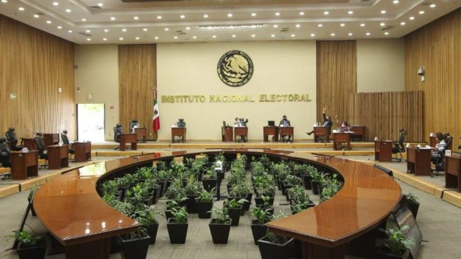 Corte admite controversia de Presidencia contra el INE por revocación