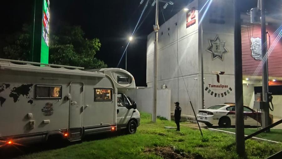Turistas franceses recorren Tamaulipas en casa rodante y reciben apoyo de la Guardia Estatal