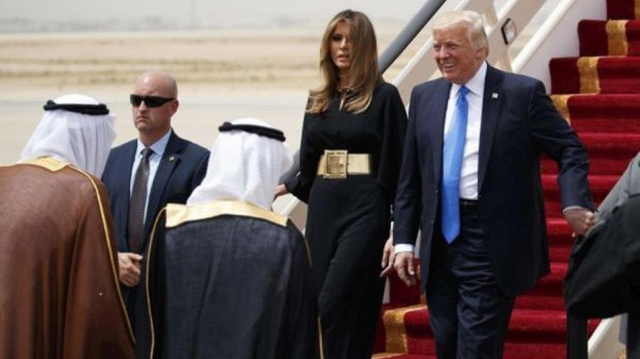 Melania Trump llega a Arabia Saudí con la cabeza descubierta