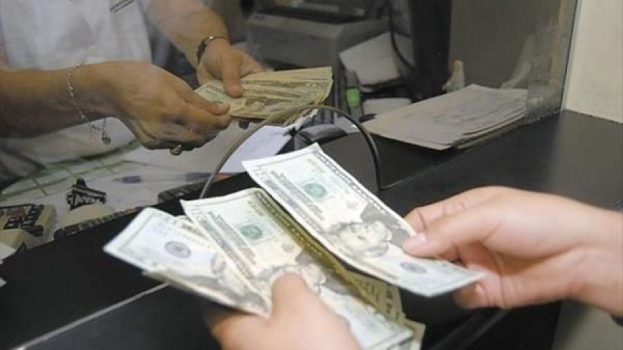 Dólar en 18.39 pesos a la venta en el AICM