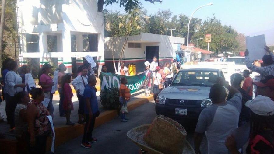 Perredistas toman caseta en Iguala en rechazo al 'gasolinazo'
