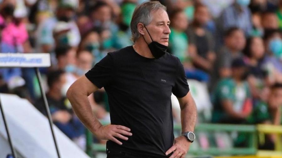 Ariel Holan presentó su renuncia; León no la aceptó