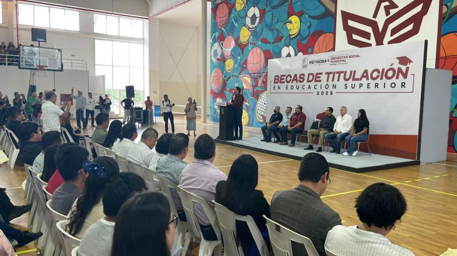 Inicia entrega de tarjetas de becas de titulación