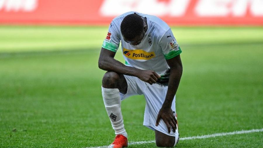 Marcus Thuram se arrodilla como protesta por muerte de George Floyd