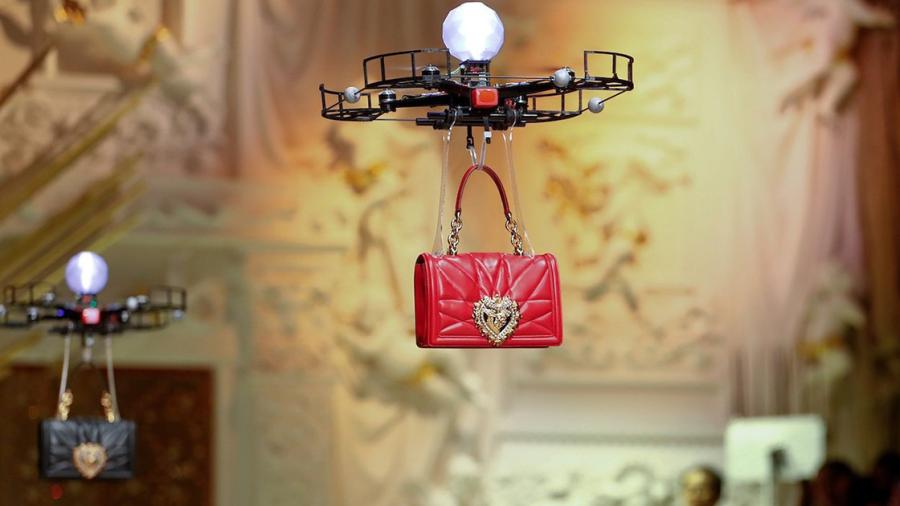 Desfilan drones en pasarela de Dolce & Gabbana 