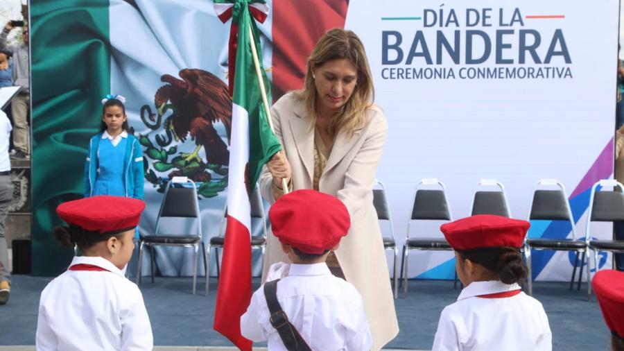 Preside Alcaldesa Maki Ortiz ceremonia del "Día de la Bandera"