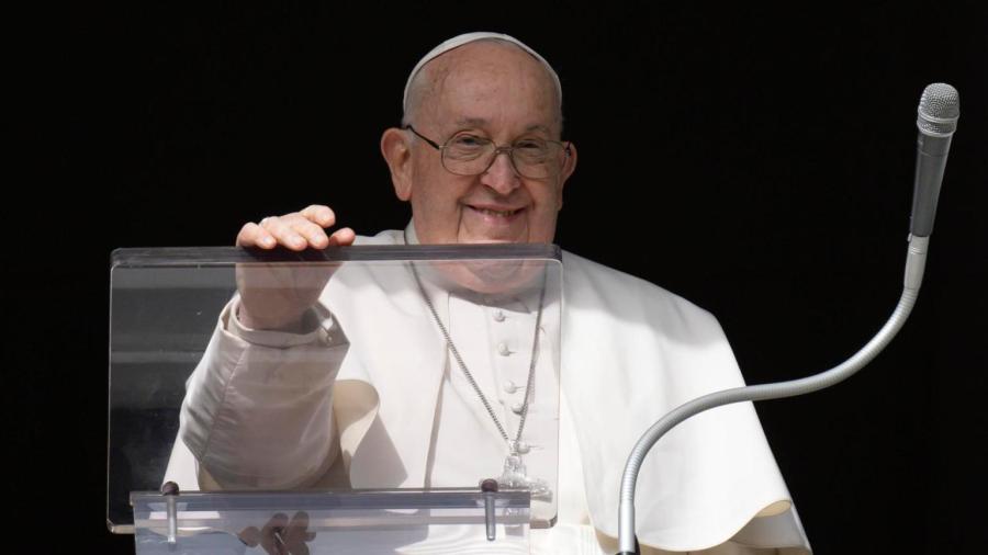Papa Francisco sigue en estado “crítico” pero “estable”: espera resultados de una TAC