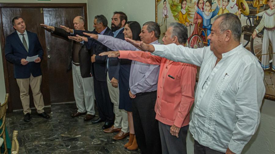 Con representación del alcalde Mario López, Jorge Guerra toma protesta a nueva directiva de hoteleros