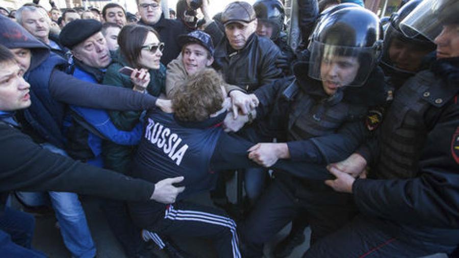 Arrestan a decenas de personas en Rusia por protestar 