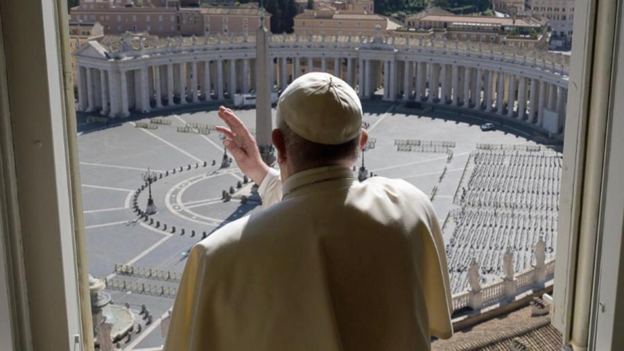 La inusual imagen del papa Francisco en la plaza de San Pedro