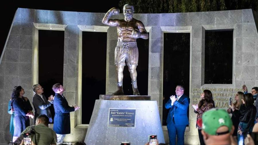 Develan estatua de 'El Canelo' Álvarez en Juanacatlán