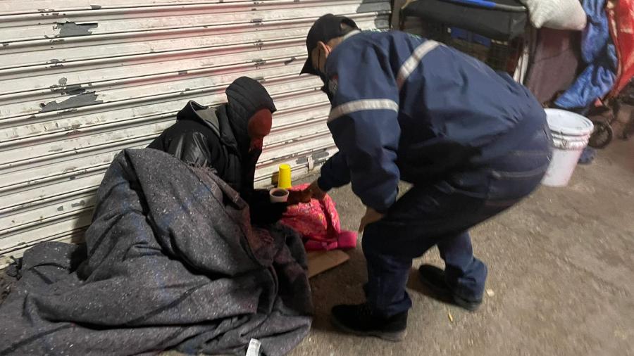 Apoyan a indigentes ante bajas temperaturas