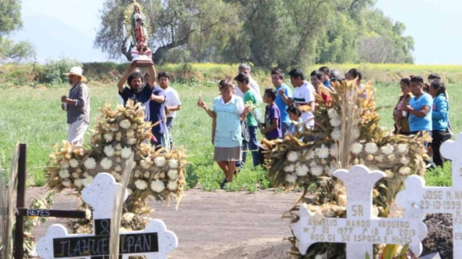 Colocan cruces por víctimas en Tlahuelilpan