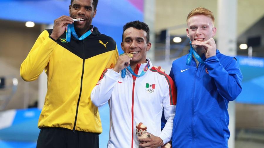 Juan Celaya entrega el oro 16 a México