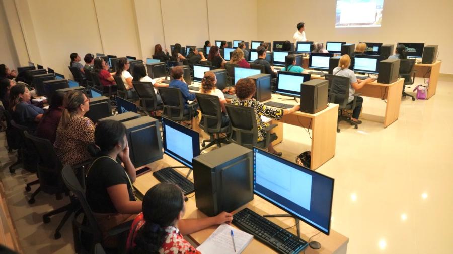 Por la alta demanda abren dos cursos de computación para mujeres en la Infoteca