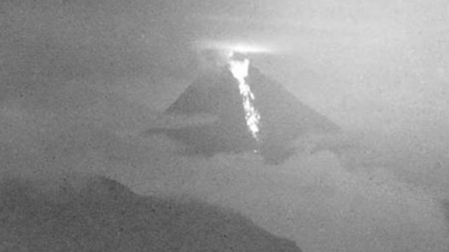 Volcán Sangay hace erupción