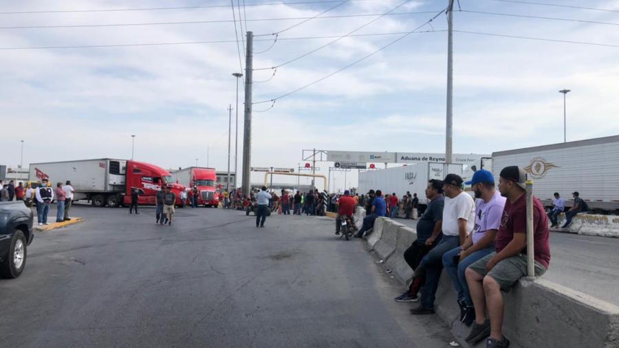 Transportistas bloquean puente Pharr por revisiones en EUA