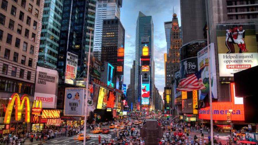 Empiezan suspensiones en Nueva York a trabajadores no vacunados