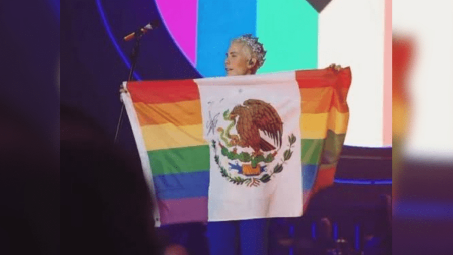 Christian Chávez ondea bandera de México con los colores LGBT+ 