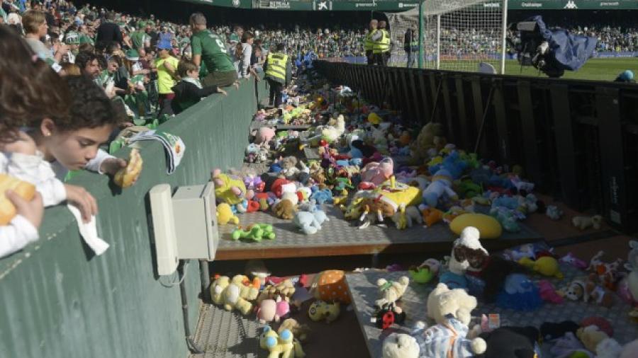 Llueven peluches en el estadio del Betis