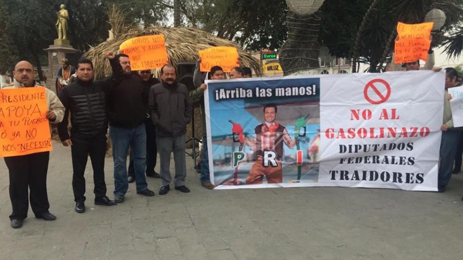 Francisco Chavira encabeza manifestación en Matamoros
