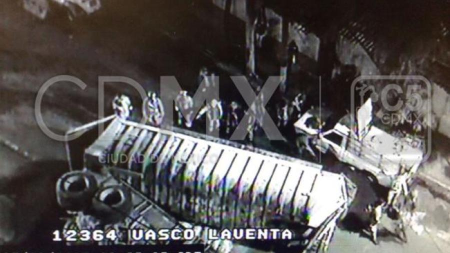 Vuelca tr&aacute;iler en CDMX