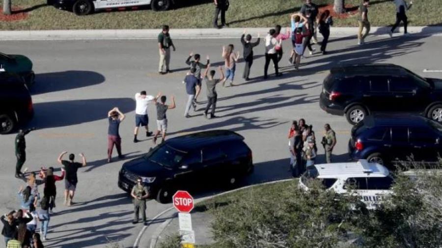 Pide Biden restricción de armas a tres años del tiroteo de Parkland