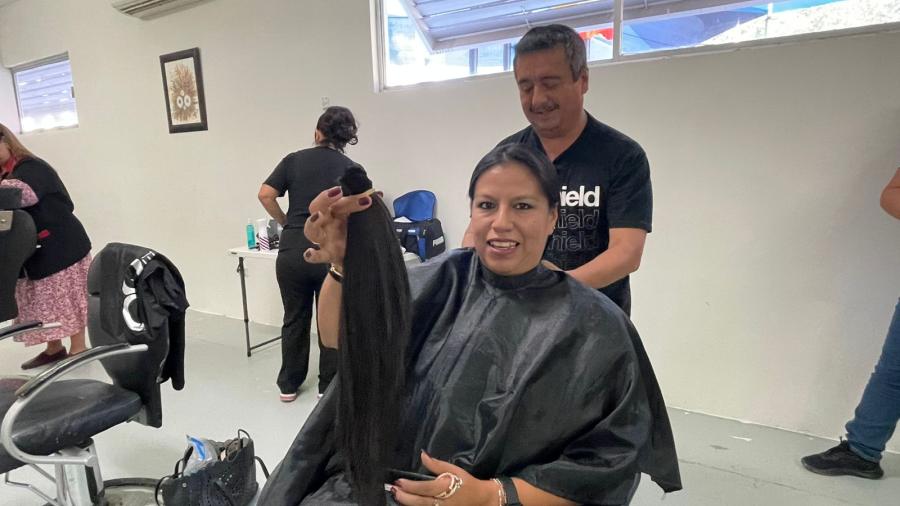 Se solidarizan con ni&ntilde;as con c&aacute;ncer donando cabello 
