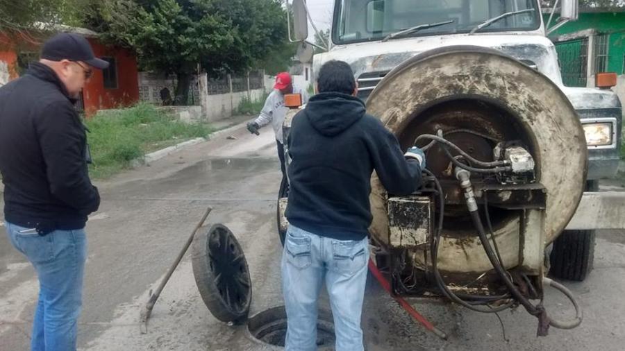 Comapa trabaja con equipo vactor