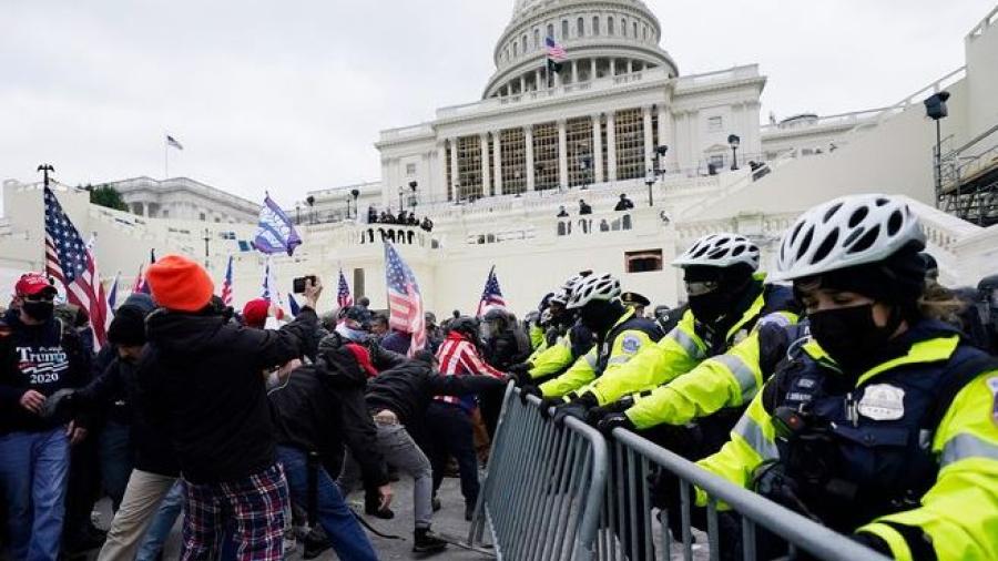 Tras protestas pro-Trump, cierran Congreso de Estados Unidos