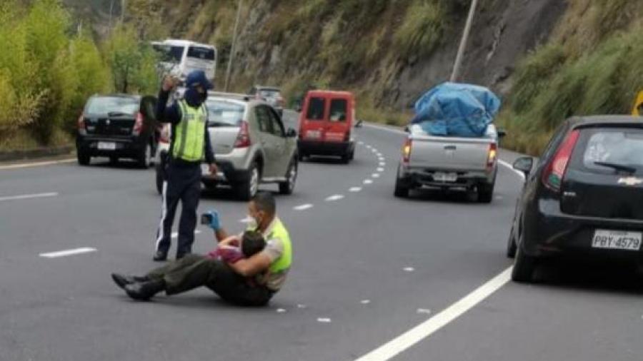 Policía calma a niño tras brutal accidente en carretera