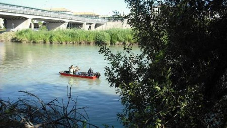 Rescatan a cinco guatemaltecos en el Río Bravo