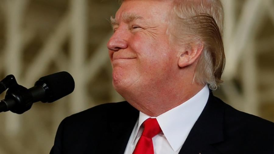 Cancela Trump aumentos salariales a trabajadores federales