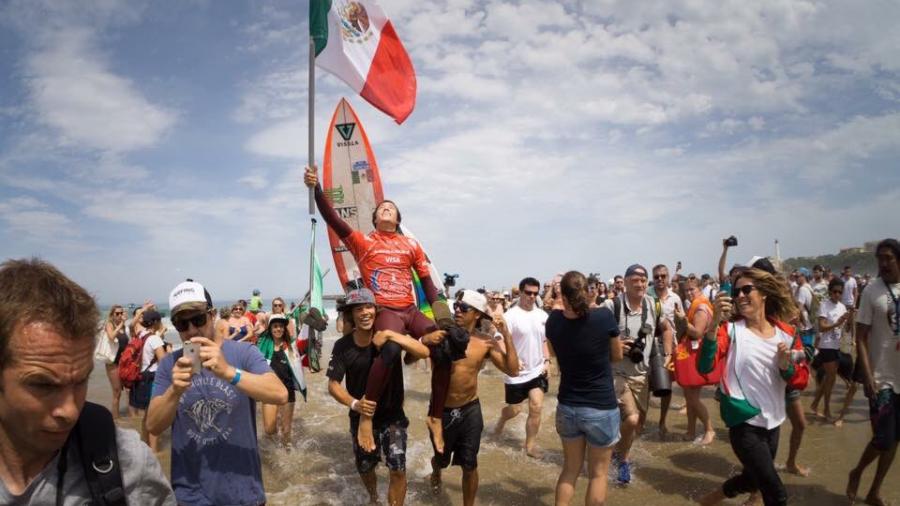 El mexicano Jhonny Corzo, campeón mundial de surf en Francia