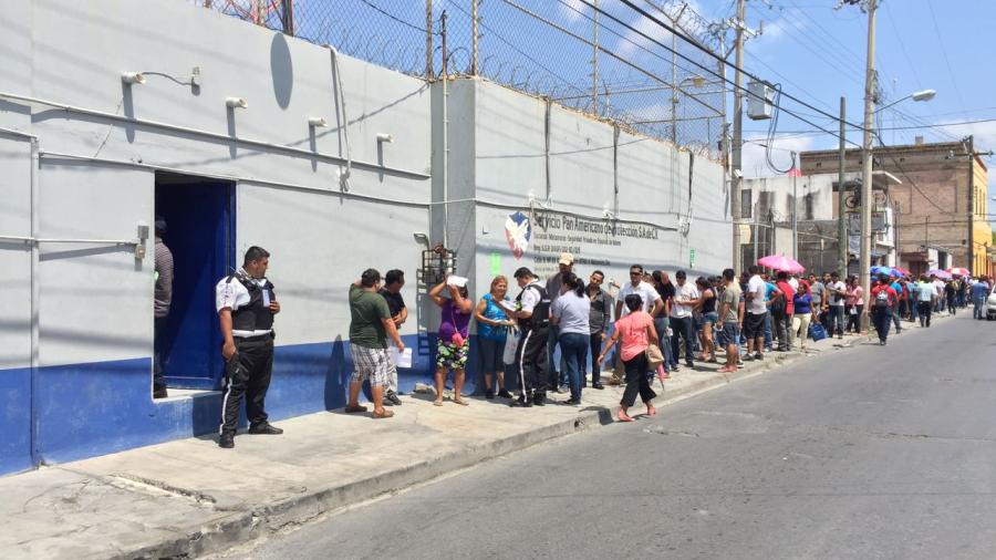 Esperan obreros largas horas para cobrar utilidades