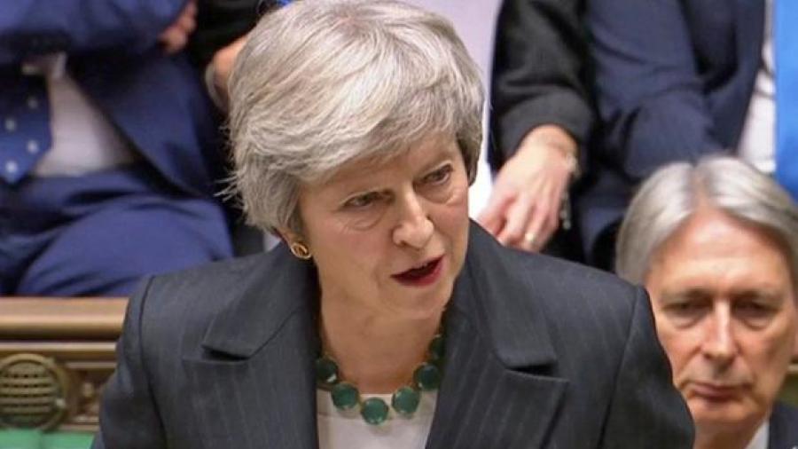 Theresa May enfrenta crisis política tras ola de renuncias de su gabinete 
