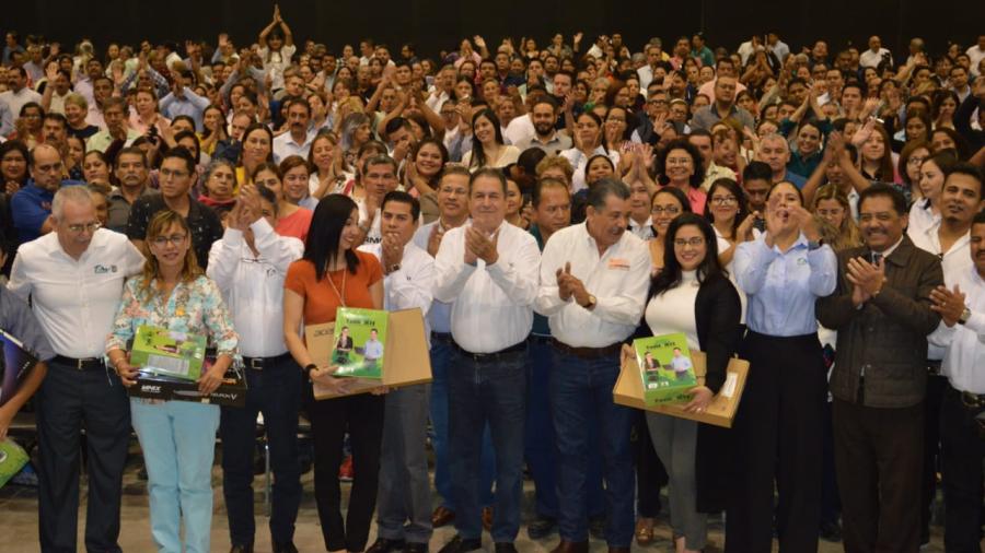 Personal al Servicio de la Educación son beneficiados con equipos de cómputo