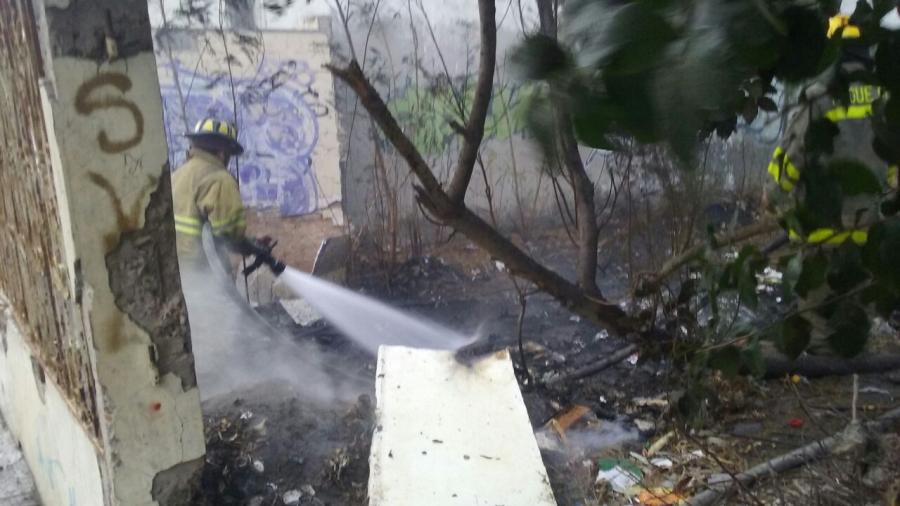 Extinguen incendio en lote baldío