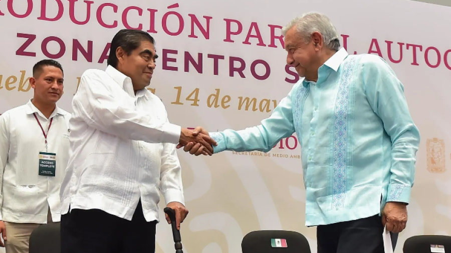 Lamenta AMLO fallecimiento de  Miguel Barbosa; Viajará a Puebla para participar en su homenaje