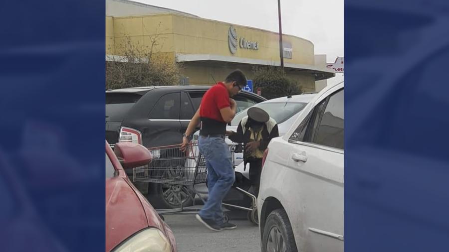 Joven es captado ayudando a un compañero con discapacidad