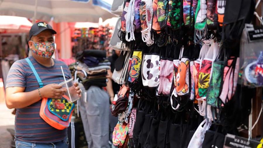 Diseñadores mexicanos hacen cubrebocas alusivos