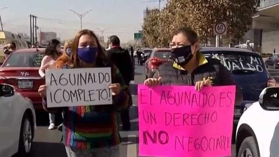 Docentes de NL acusan al gobierno de traición por diferir aguinaldos