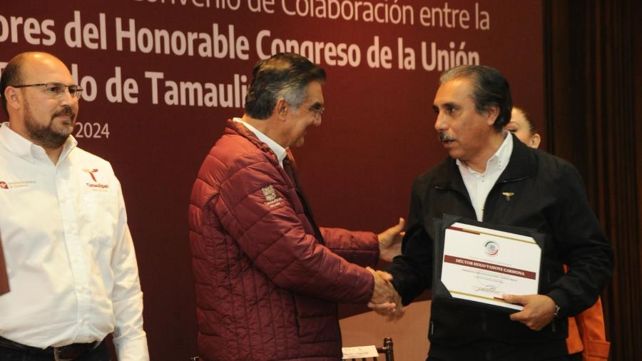 Entrega gobernador reconocimientos a servidores públicos capacitados por el Senado