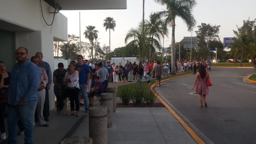 Inasistencia de funcionarios de casilla genera largas filas en casilla especial del aeropuerto de Tampico