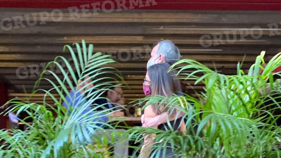 Captan a López-Gatell de paseo en CDMX; sigue positivo a COVID-19 