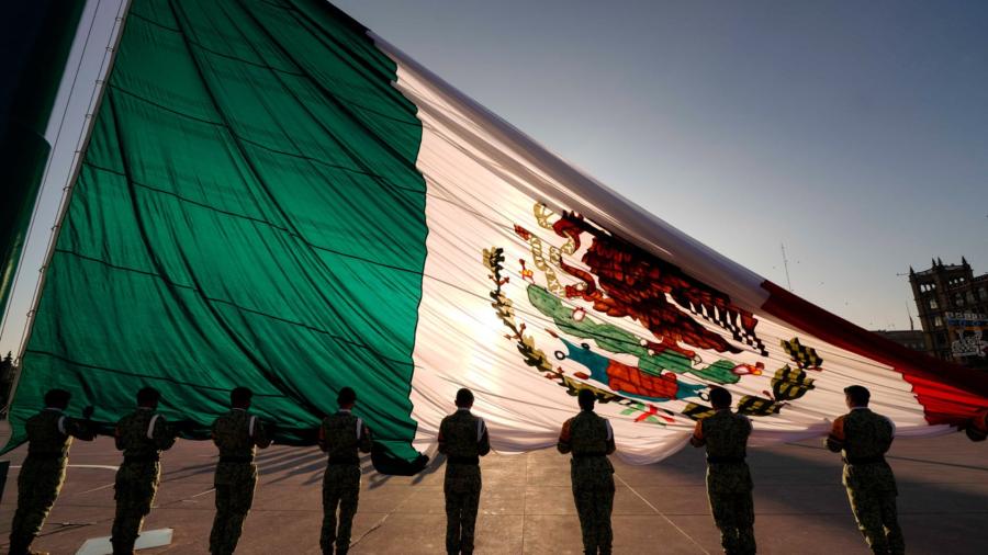 La bandera estará izada en el Zócalo durante marcha ‘Marea rosa’: AMLO