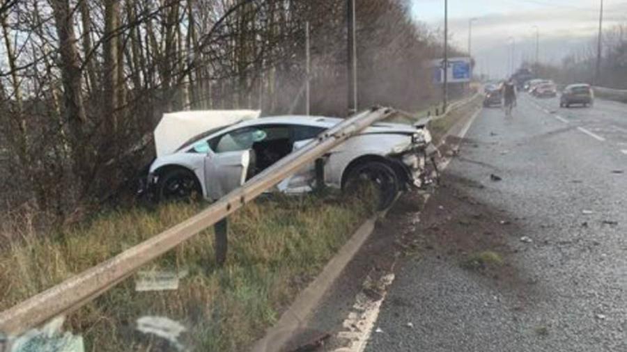 'Chiquito' Romero choca su Lamborghini cerca del predio del Manchester United