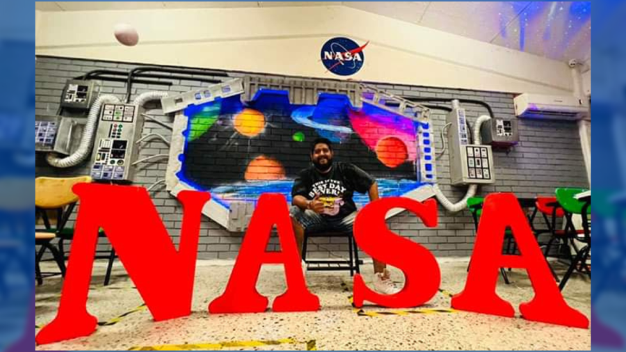 Todos a bordo: El Profe Chido decoró su salón de la NASA para estudiantes