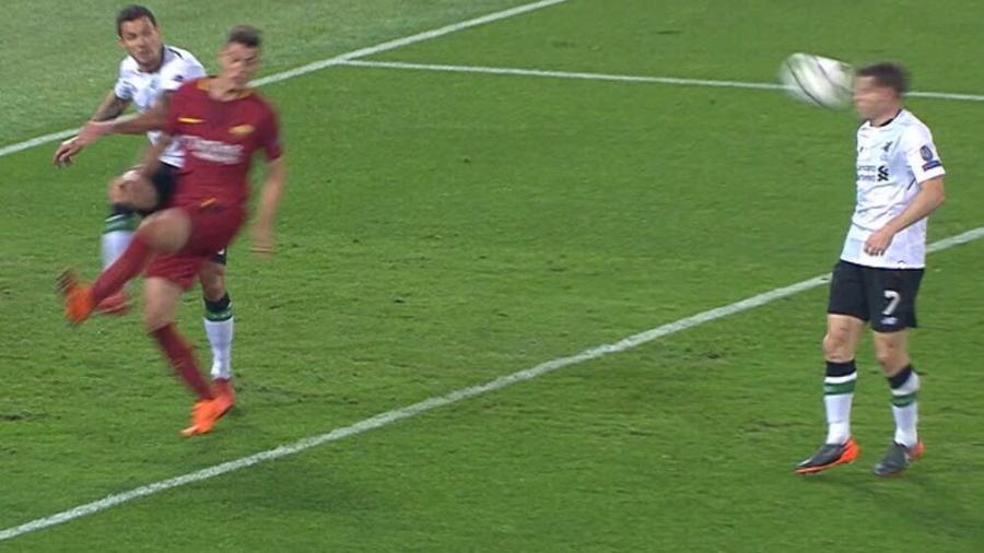 Milner pide ayuda para borrarse el balón del rostro