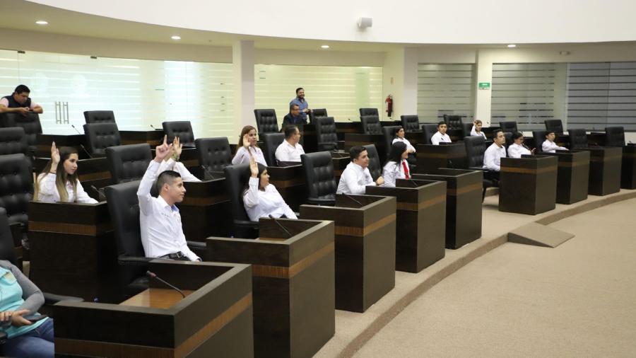 Participan estudiantes reynosenses en actividades legislativas que fortalecen la democracia